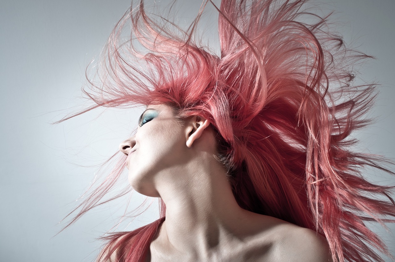 ピンクの髪色の女性の画像